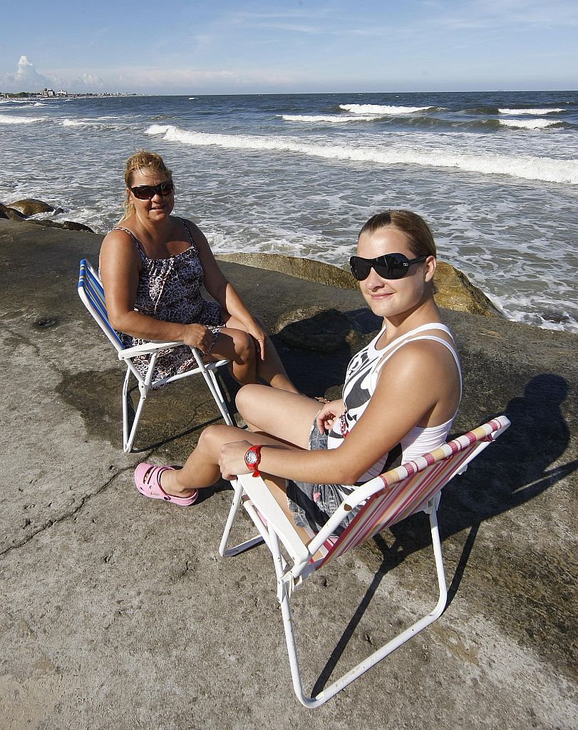 Marili dos Santos Kowalsky e a filha Francieli foram surpreendidas pela maré e ficaram sem faixa de areia na praia | Valterci Santos/Gazeta do Povo