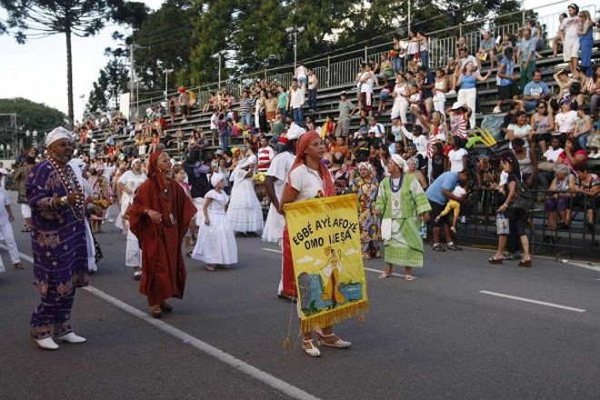 Público ainda era pequeno quando o bloco Afroxé entrou na avenida | 