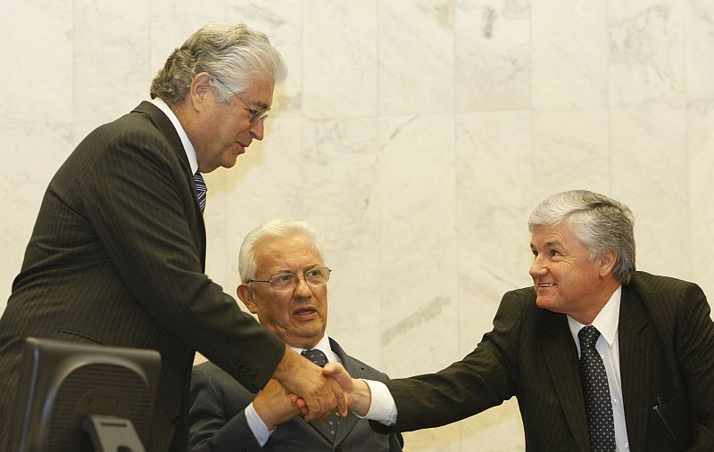 O governador Roberto Requião cumprimenta o deputado Valdir Rossoni | Rodolfo Bührer / Agência de Notícias Gazeta do Povo