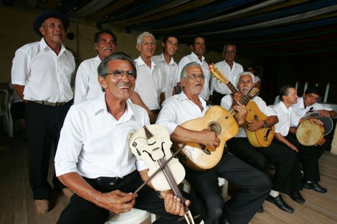 Integrantes da orquestra do grupo Pés de Ouro, da Ilha de Valadares | 