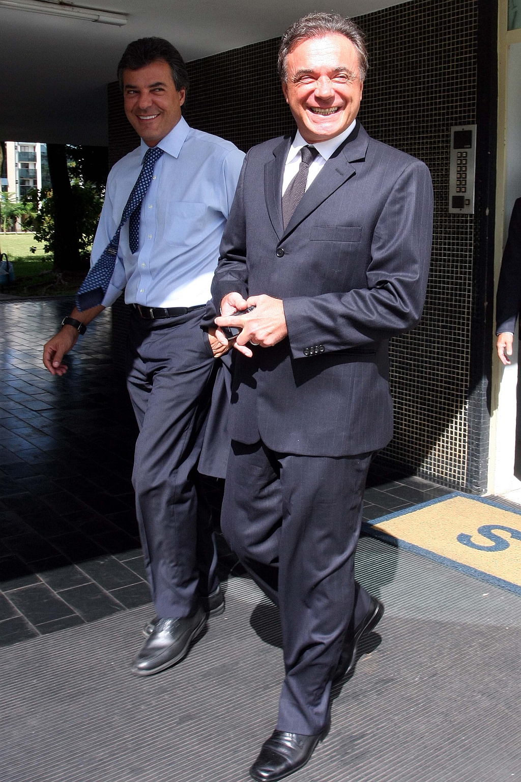 Richa e Alvaro saem do prédio em que mora Sérgio Guerra, em Brasília: sorrisos, apesar das rusgas | Wenderson Araújo/Gazeta do Povo