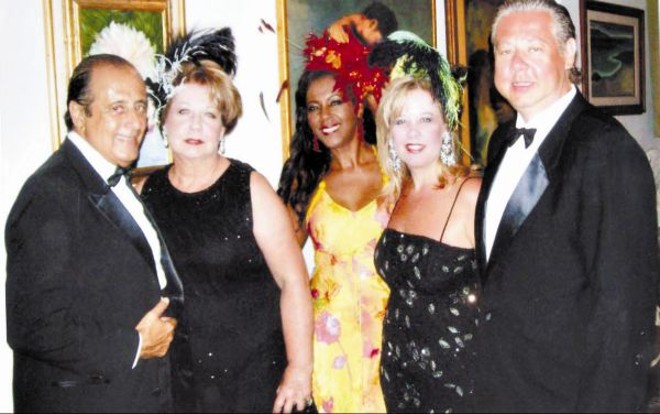 No sábado de carnaval, Roberto Soares recebeu para coquetel em seu flat carioca, de Copacabana. Depois, tendo a companhia de Elizabeth Mercer Mourão, Conceição Barindelli e os irmãos Beta e Eduardo Mourão, a festa continuou no gala do Copacabana Palace | 