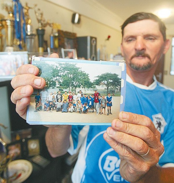 José Carlos Silva com a foto dos mortos e feridos do Parolin: