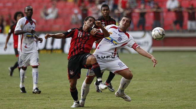 Bruno Mineiro arrisca chute sob a marcação de Márcio Nunes |