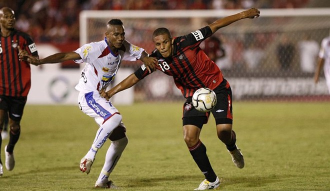 O colombiano Serna entrou novamente em campo: neste lance, ele recebe marcação de Vágner Rosa |