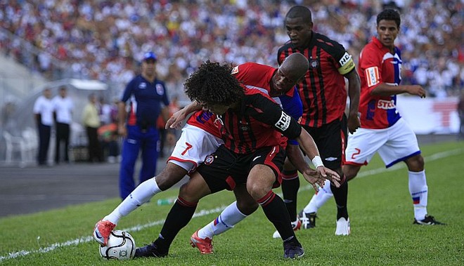 Jogo teve lances disputados como este de Luiz Camargo com Márcio Azevedo, observados por Alan Bahia e Murilo | 