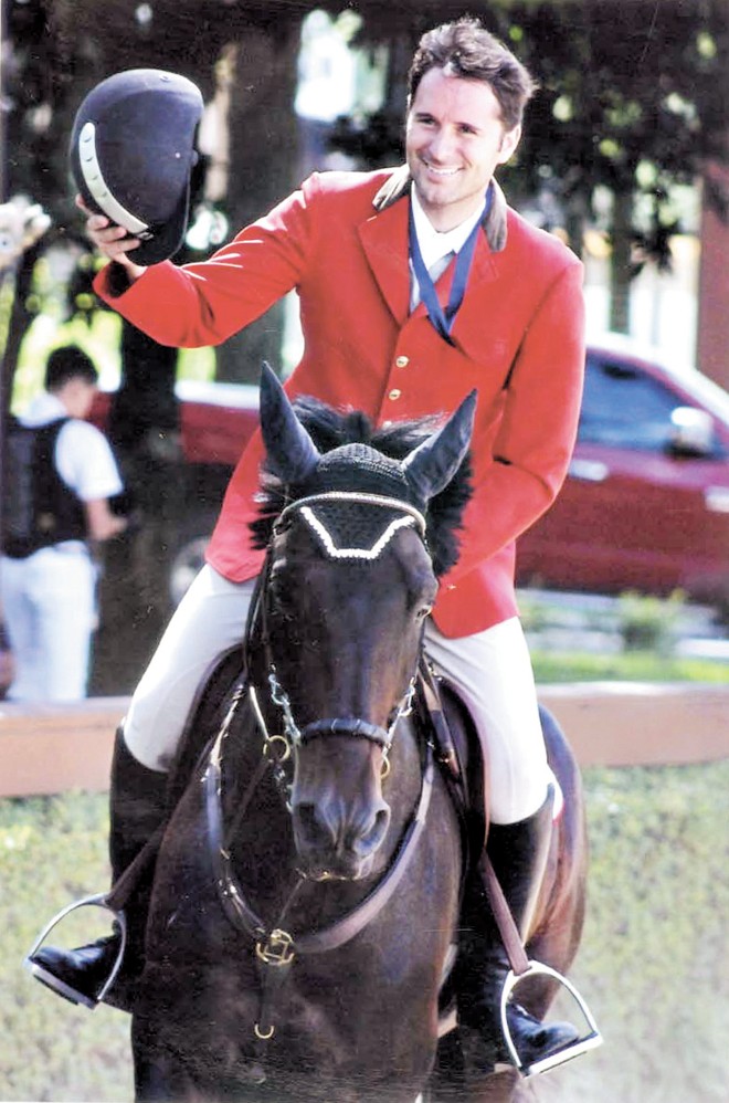 Garboso em sua indumentária hípica, o cavaleiro Fernando Sperb, montando o cavalo Brunelo, foi vitorioso no 2.° Torneio de Verão, que movimentou a Sociedade Hípica Paranaense no penúltimo fim de semana | 