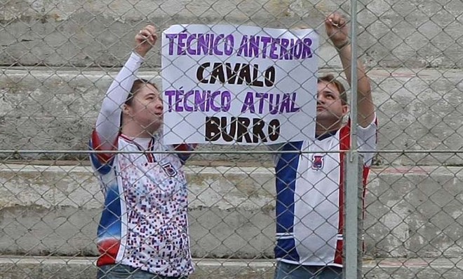 Antes do jogo, torcedores paranistas já protestaram contra o técnico Marcelo Oliveira | 