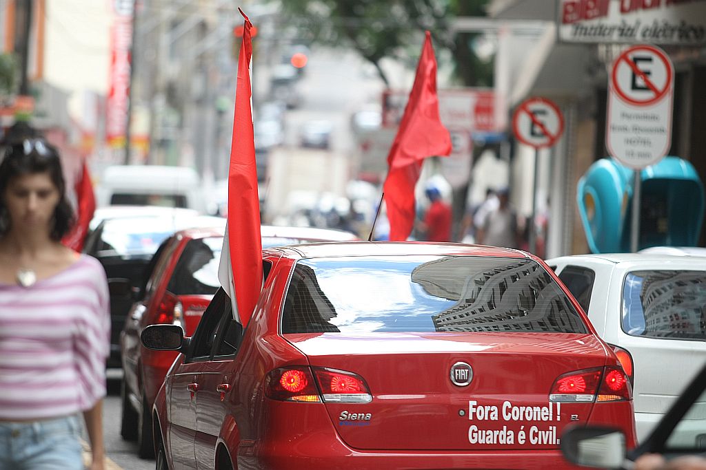 Guardas municipais reuniram 50 veículos e provocaram pontos de lentidão no trânsito do Centro de Curitiba | Ivonaldo Alexandre/Gazeta do Povo