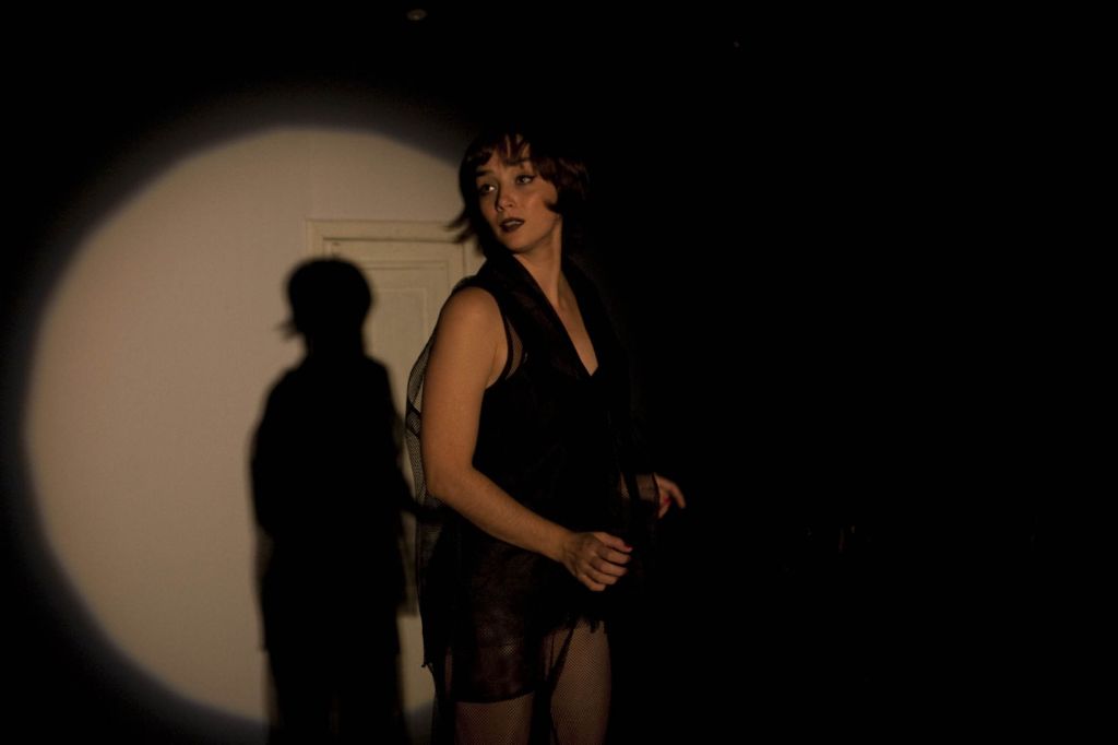 Simone Spoladore em cena de Louise/Valentina, espetáculo que ajudou a idealizar e que pretende trazer em breve para Curitiba | Hanna Jatobá/Divulgação