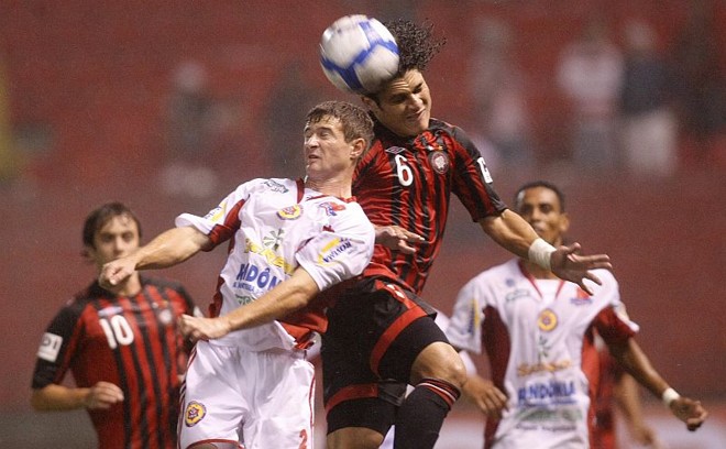 Márcio Azevedo disputa lance com Luizinho: lateral atleticano se destacou na primeira etapa da partida | 