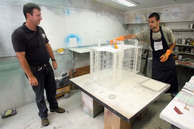Para o maquetista Alexandre Gross (à esq.) o encanto da profissão está na transformação de materiais em representação de projetos | 
