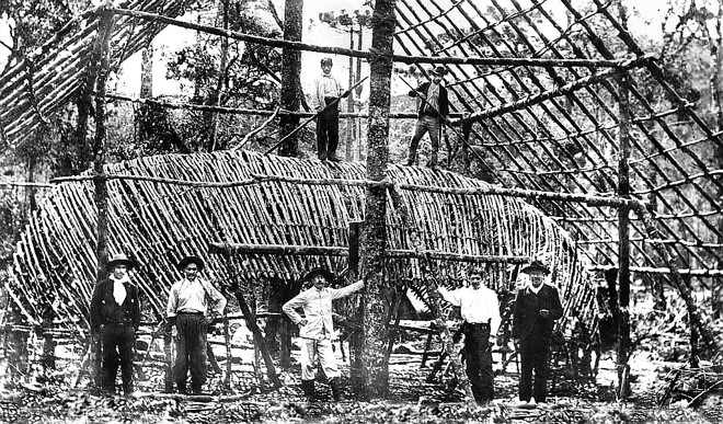 Na foto, vemos um carijo pronto para receber os galhos de mate que serão secos, durante 24 horas, pelo calor do fogo ateado abaixo do jirau feito com madeira de guabirobeiras, sendo tal preferência por acentuar o sabor do mate | 