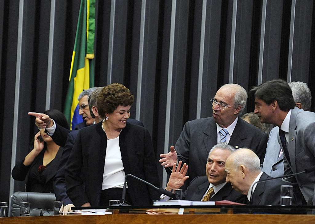 Dilma Rousseff era uma das convidadas mais esperadas para a abertura dos trabalhos no Congresso e foi muito assediada, distribuindo sorrisos e beijos em parlamentares | Wilson Dias/ABr