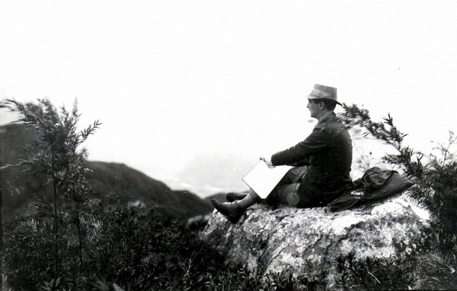 O artista no Pico do Marumbi esboçando um desenho em 1928. A foto é de João Baptista Groff | 