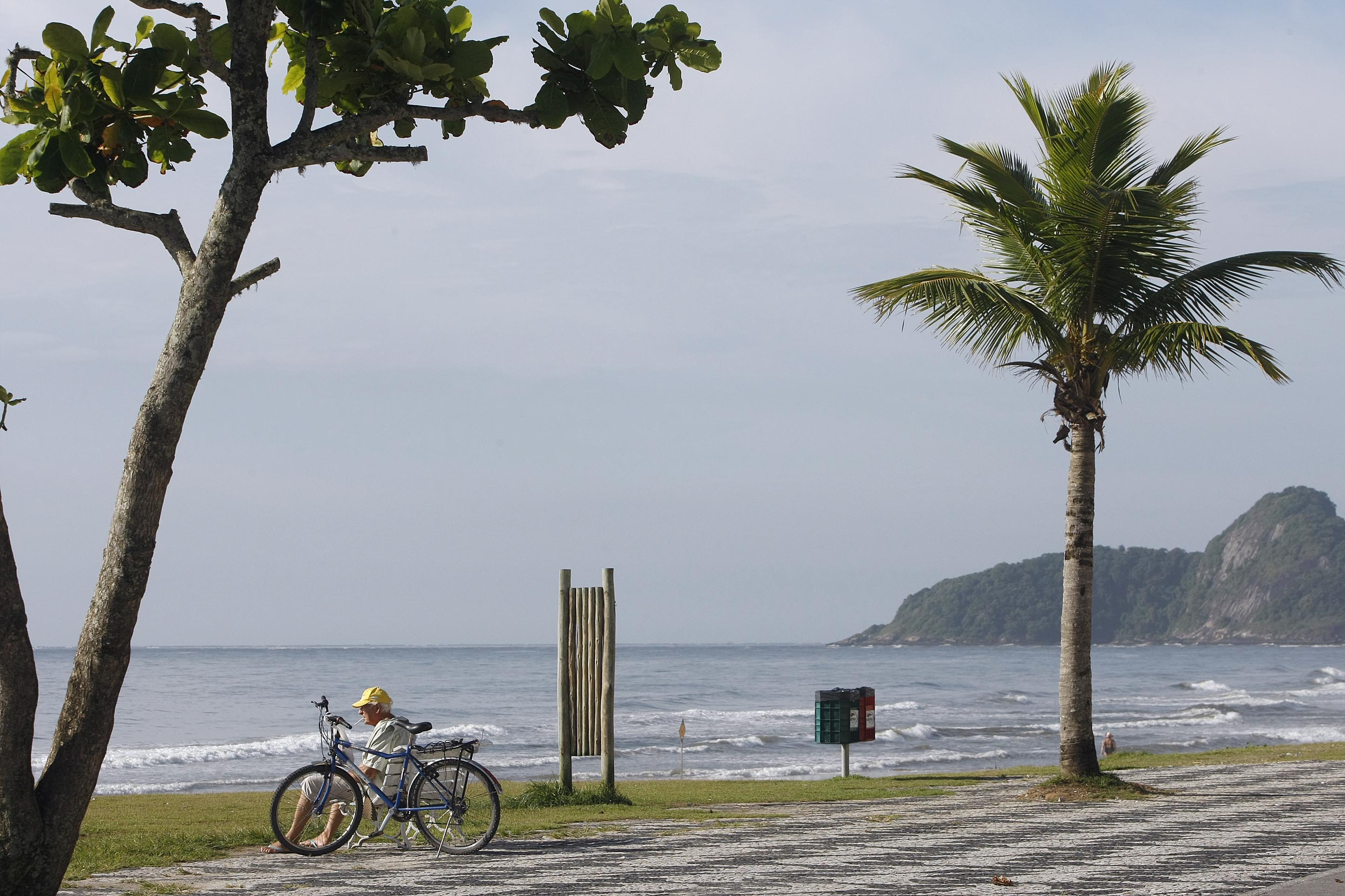 Sol forte castiga as praias do Litoral paranaense. Sensação térmica chegou a 42ºC em Guaratuba | Valterci Santos/Gazeta do Povo