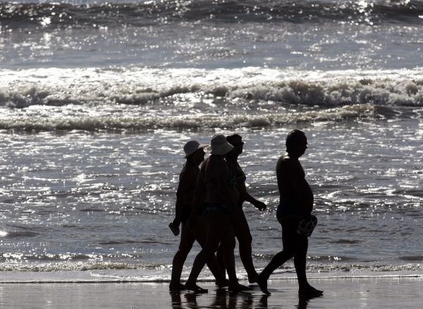 Com o tempo abafado, sensação térmica fica próxima de 33,8° C nas praias nesta segunda-feira |