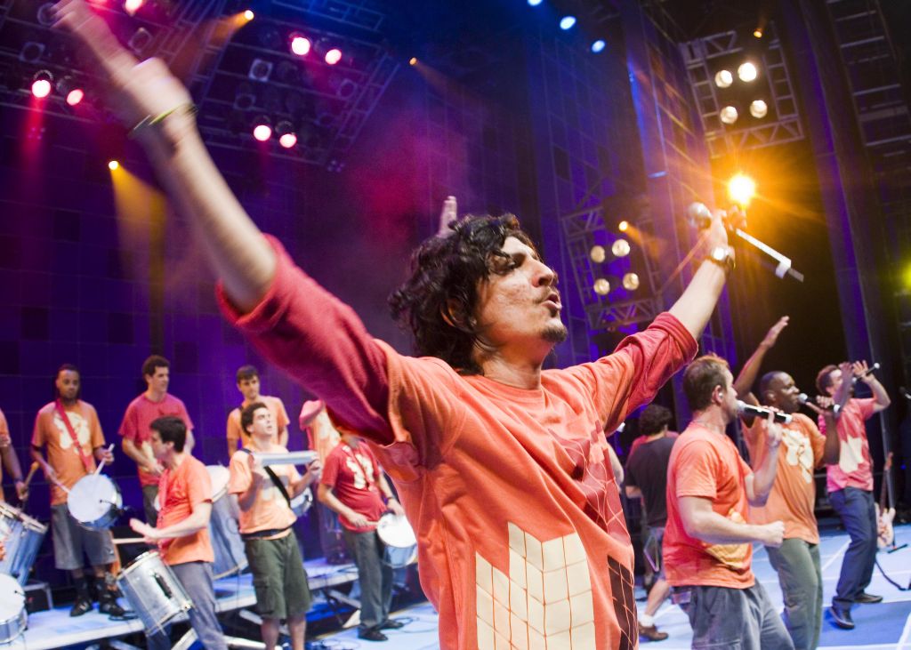 Pedro Luís e parte do Monobloco Show: grupo comemora dez anos na estrada com lançamento de CD e DVD ao vivo | Fotos: Divulgação