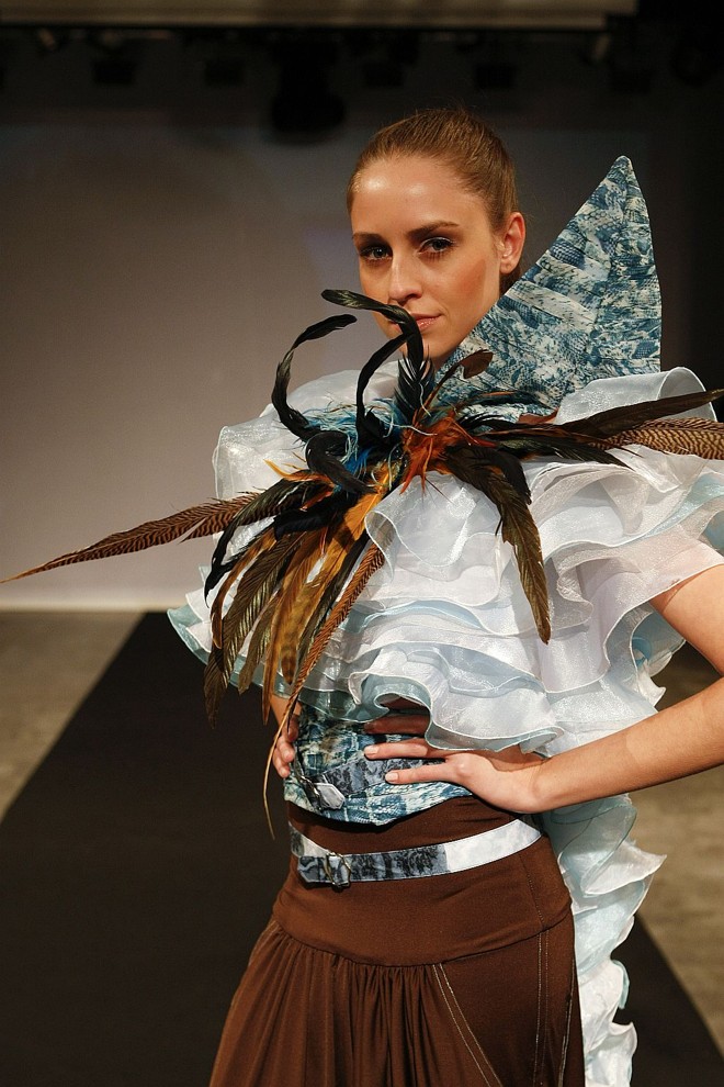 Modelo desfila no PBC de 2009: moda com identidade |