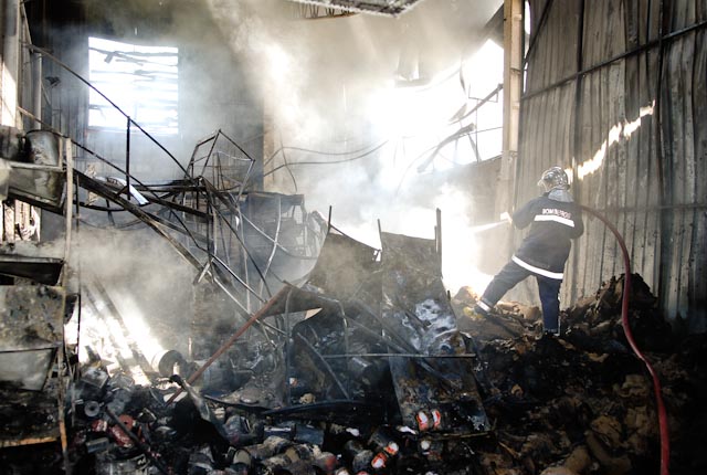 Uma pessoa se feriu e dois bombeiros se intoxicaram em um incêndio que atingiu uma fábrica de painéis localizada em Maringá, no mês de fevereiro | Fábio Dias/GazetaMaringá