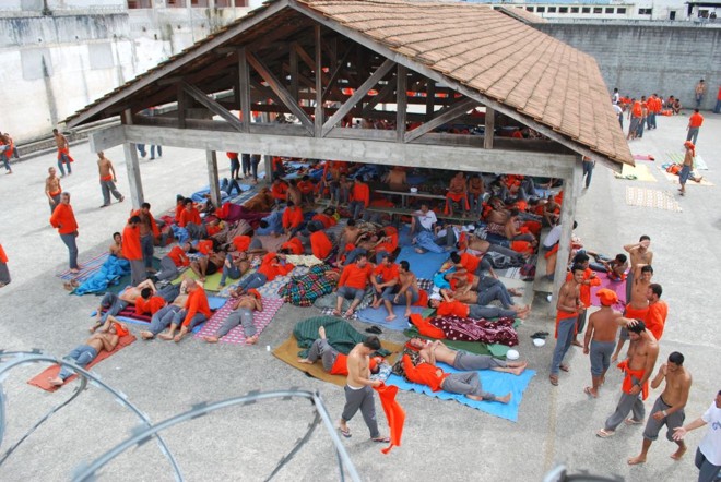 Presos no pátio da PCE depois da rebelião: segundo o governo, há facções criminosas na penitenciária | 