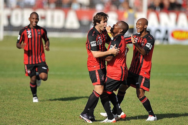 Com um gol olímpico em Rolândia, o meia Netinho fez parecer que a tarde seria de festa para o Rubro-Negro: má atuação e empate no fim deixaram o clima pesado | 