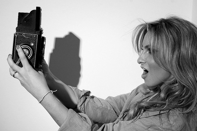 O fotógrafo curitibano David Peixoto vem se especializando em clicar belas mulheres e vai conquistando a mídia nacional. Depois de ter publicado, em dezembro, fotos da polêmica BBB Tessália, ele emplaca, na edição de fevereiro da revista VIP, um trabalho com a DJ Ale Rauen, atualmente uma das mais requisitadas do país |