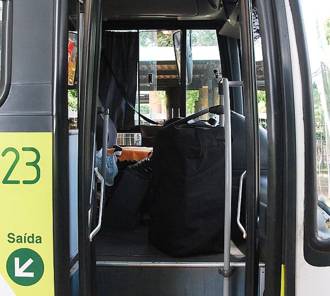 Sacolas obstruem os corredores internos do ônibus metropolitano: desrespeito com outros passageiros |