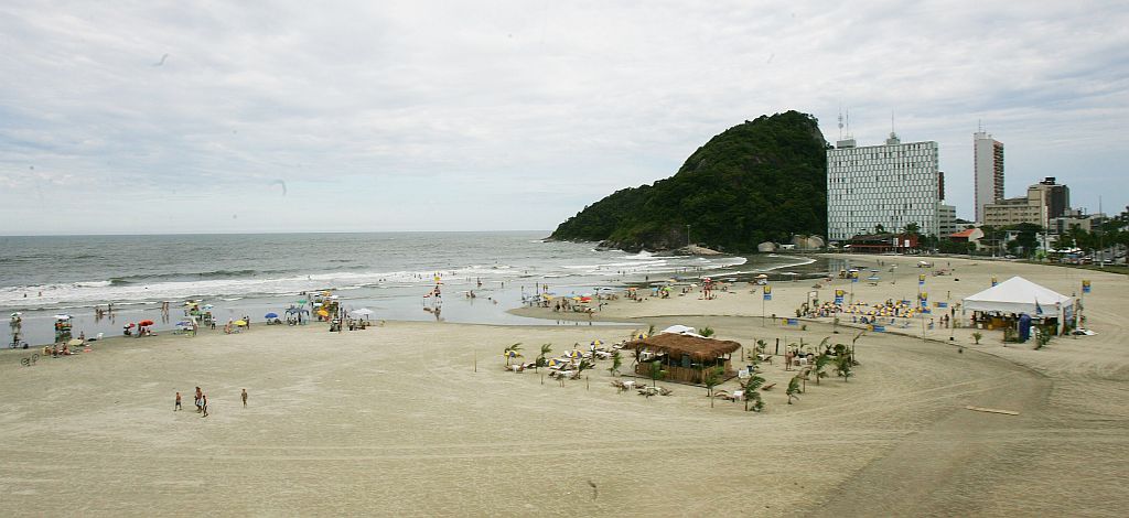 Sol apareceu tímido, entre nuvens, em Caiobá na tarde desta quarta-feira | Daniel Castellano/Gazeta do Povo