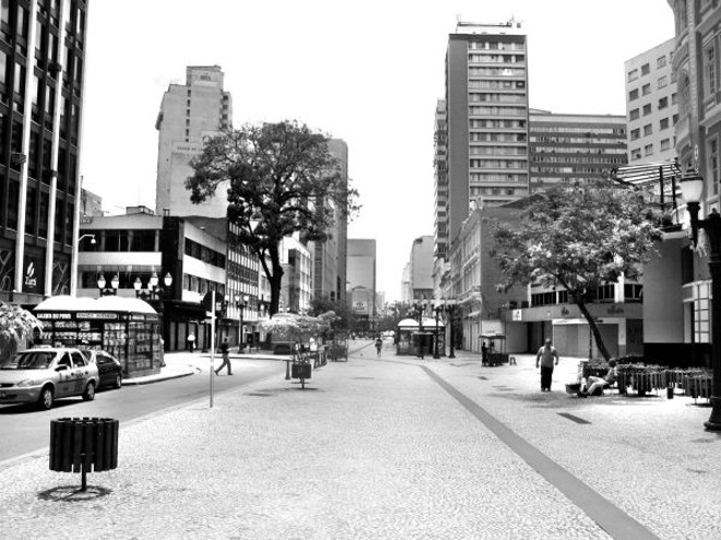 Dia de carnaval em 2008, a Rua XV deserta |
