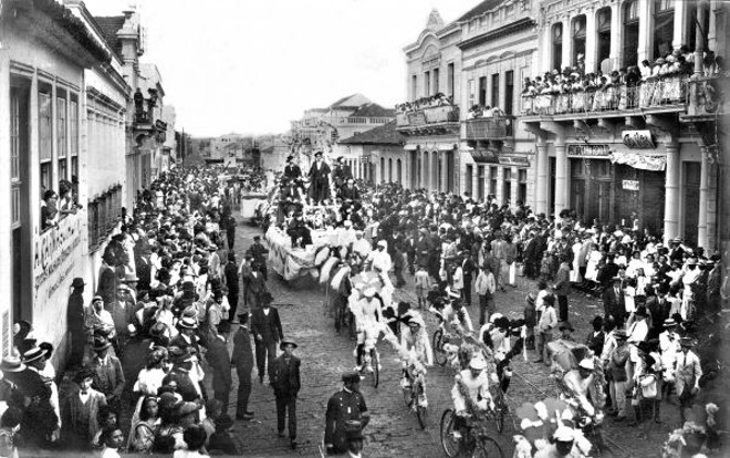 Corso carnavalesco em março de 1912. Rua XV |