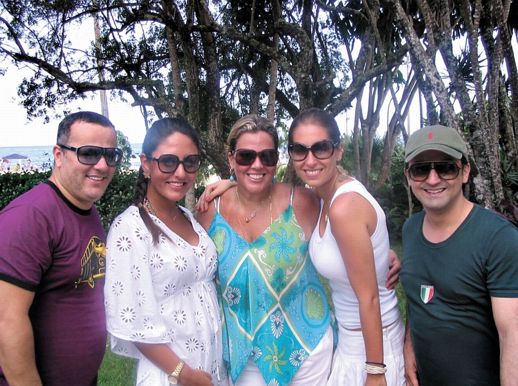 Fabíola Ferraz (de azul) ganhou um almoço-surpresa dos filhos pelo seu aniversário, no domingo de carnaval, em Caiobá.Entre os convidados, os coiffeurs Roderley Andrade (à esq.) e Auro Ottoni (à dir.) e as amigas Luana Gulin e Bruna Denardi (que ladeiam a aniversariante) | Lessandro Mattar