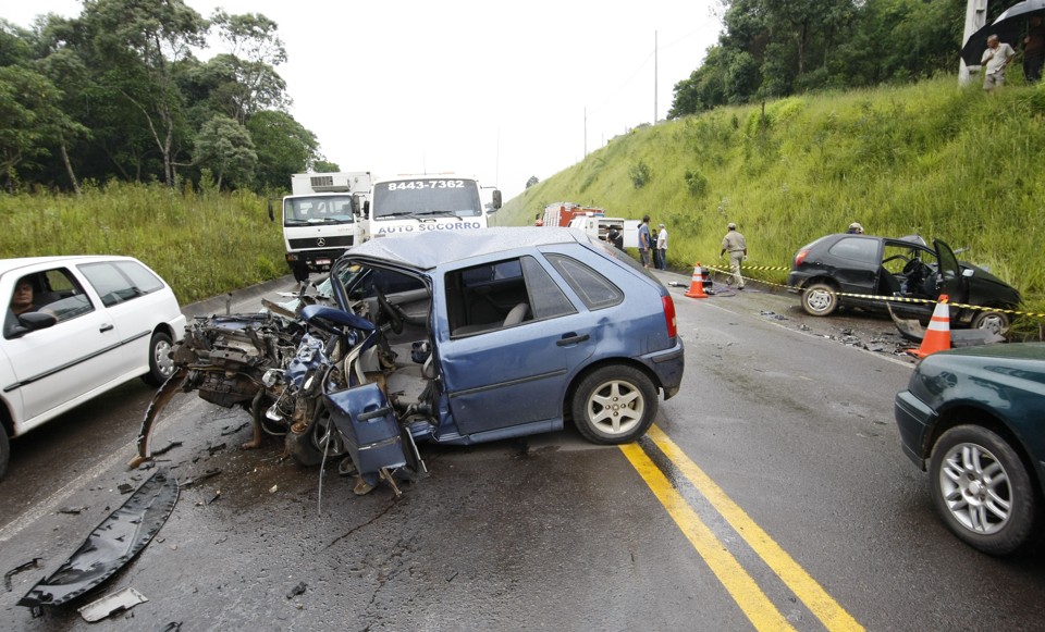 Uma pessoa morreu após o acidente entre dois veículos | Jonathan Campos / Agência de Notícias Gazeta do Povo