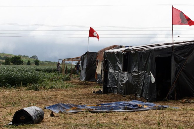 Barracos dos sem-terra em fazenda de Ponta Grossa: ruralistas devem soltar nota hoje criticando ocupação de área, que ocorreu no sábado | 