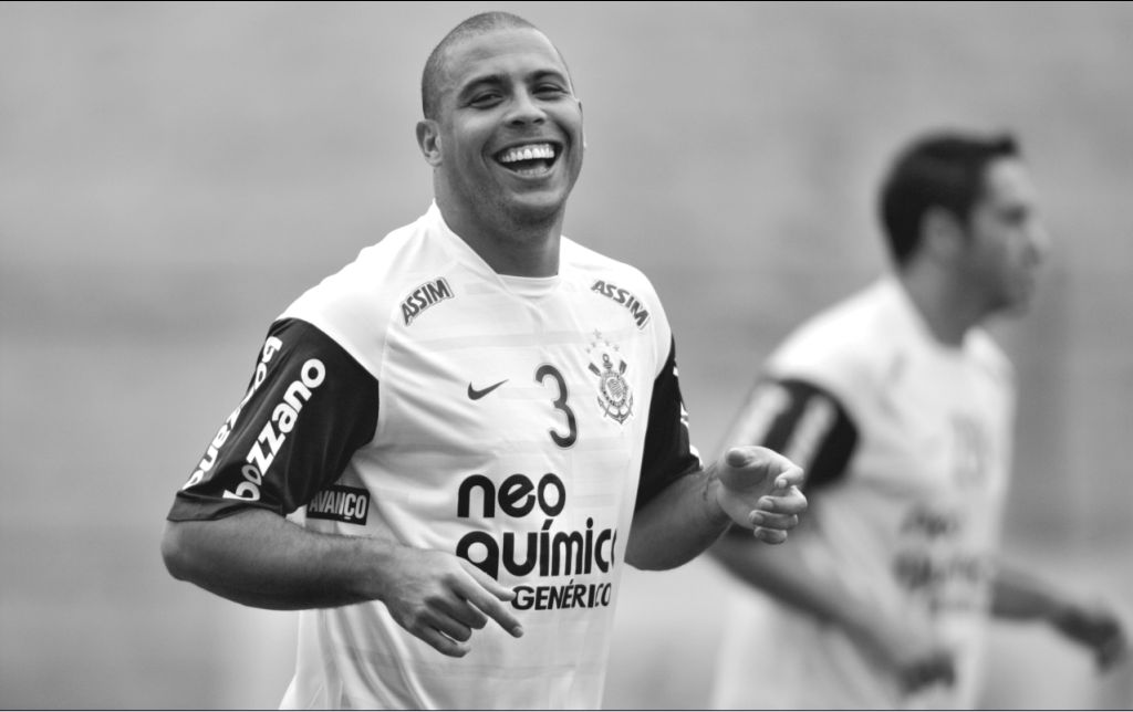 Sem a presença de Robinho, que segue para servir a seleção, o atacante corintiano Ronaldo é a grande estrela do duelo entre o Timão e o Santos na Vila Belmiro | Robson Fernadjes/AE