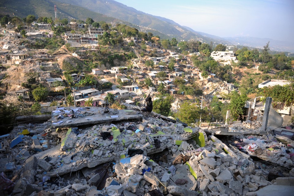 Levando em conta o número de mortes por milhões de habitantes, terremoto no Haiti foi pior que o tsunami que afetou a Indonésia em 2004 | Eitan Abramovich / AFP