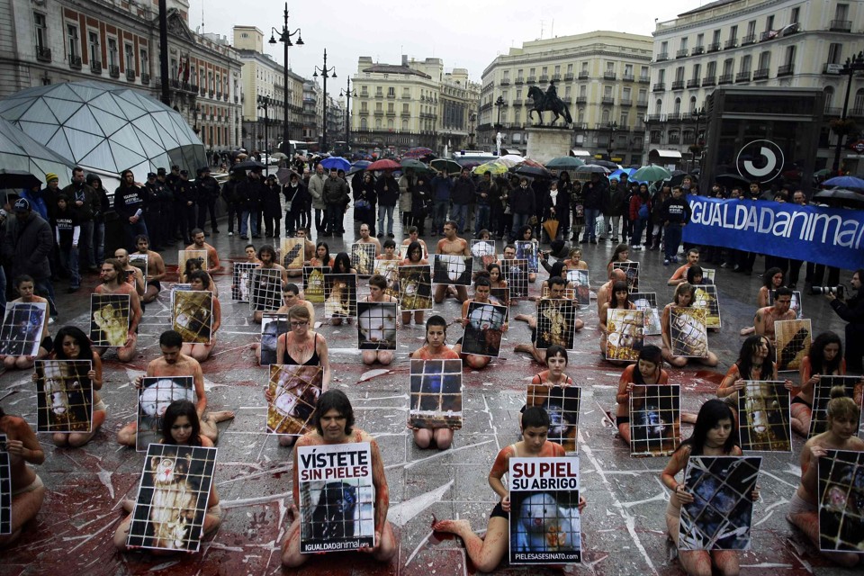 Ativistas fazem protesto em Madri, na Espanha, neste domingo (21) | Susana Vera/Reuters