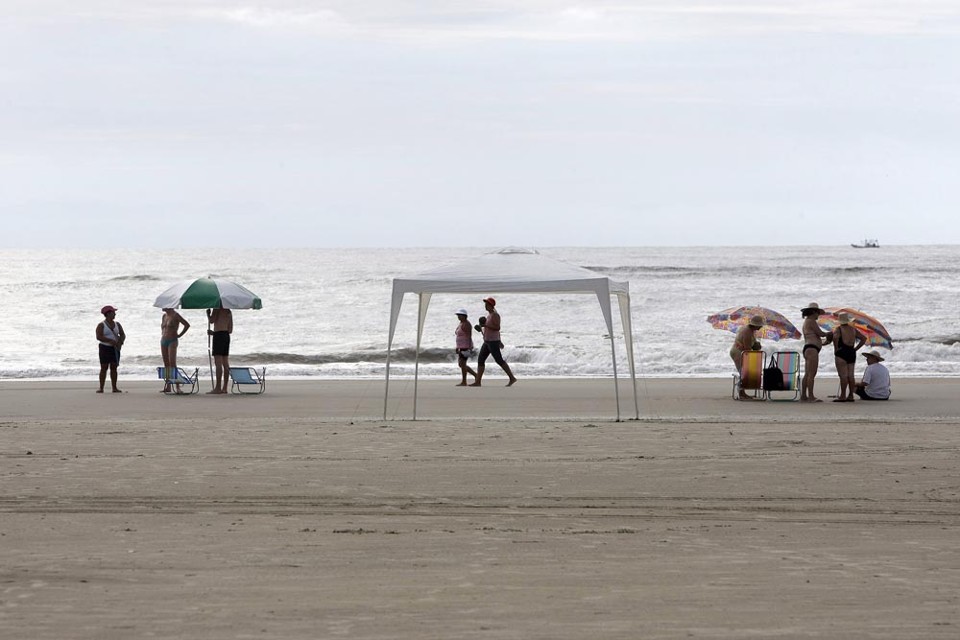 Poucos veranistas estiveram nas areias de Matinhos nesta quinta-feira, mas a previsão de tempo bom deve atrair um maior número de pessoas às praias a partir desta sexta | Valterci Santos/Gazeta do Povo