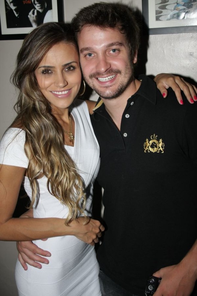 O Bossa Nova Bar lotou, sábado, na apresentação do grupo de samba rock Sossega Malandro, que levou o clima de boemia do Rio de Janeiro para o local. Entre os que curtiram a noite, o casal Daiane Passarin e Eduardo Locks de Pauli | 