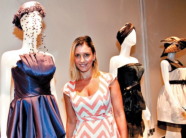 Na exposição Tire o Chapéu, durante o Paraná Business Collection, a estilista paranaense Karina Kulig (na foto) desenvolveu figurino especial para a chapeleira Lorenna Bertoli de Araújo | Naideron Jr.