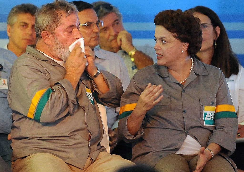 Tem gente que vai ficar doida com tanta inauguração - Na primeira viagem de trabalho depois da crise de hipertensão que teve na semana passada, o presidente Lula enfrentou ontem um calor de 40 graus em Duque de Caxias, na Baixada Fluminense, na inauguração de um gasoduto da Petrobras a estatal que é beneficiária da liberação de recursos para obras suspeitas, que tem gerado impasse entre governo e oposição. Durante a solenidade, Lula teve de limpar o suor do rosto várias vezes, mas manteve o bom humor. E avisou aos adversários que não vai parar de viajar e de inaugurar obras. Quem esperava que eu fosse ficar em Brasília pode tirar o cavalo da chuva. Vamos inaugurar tantas obras que tem gente que vai ficar doida, afirmou o presidente. A ministra Dilma Rousseff, pré-candidata do PT à Presidência, participou da inauguração junto com Lula | Vanderlei Almeida/AFP