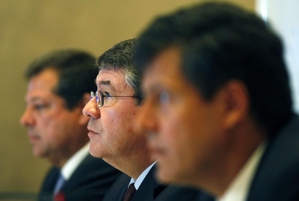 O presidente da Shell no Brasil, Vasco Dias, e os executivos da Cosan, Rubens Ometto e Marcos Lutz, da esquerda para a direita | Paulo Whitaker/Reuters