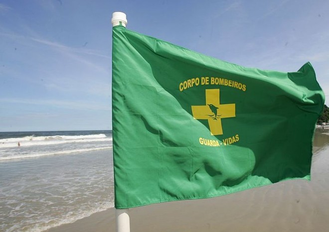 Bandeira verde - Indica mar tranquilo, adequado para banho |