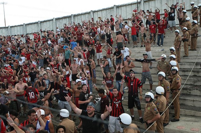 A torcida atleticana ocupou bem o espaço destinado a ela na Vila Capanema e pôde vibrar com a primeira vitória fora da Baixada no ano | 