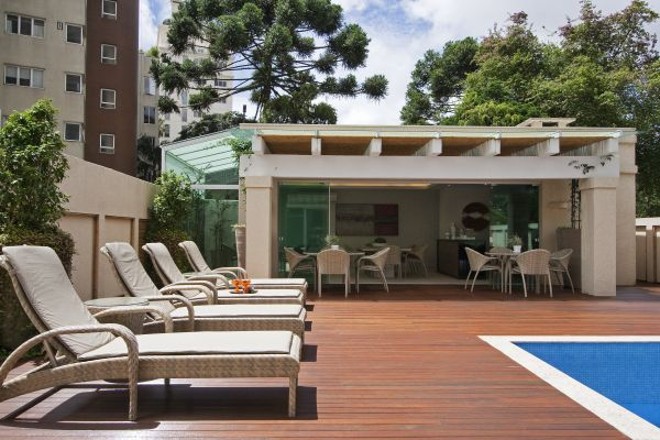 Área externa do La Maison: deque de madeira e móveis de fibra natural | 