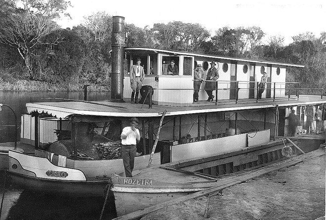 Nos anos dourados, a navegação no Rio Iguaçu floresceu com a presença de inúmeros vapores e lanchas que transportavam a erva cancheada até o Porto Amazonas. Na foto feita em 1940, o vapor Leão  a mais luxuosa embarcação que por aquele rio navegou , que pertencia à firma ervateira Leão Junior | 