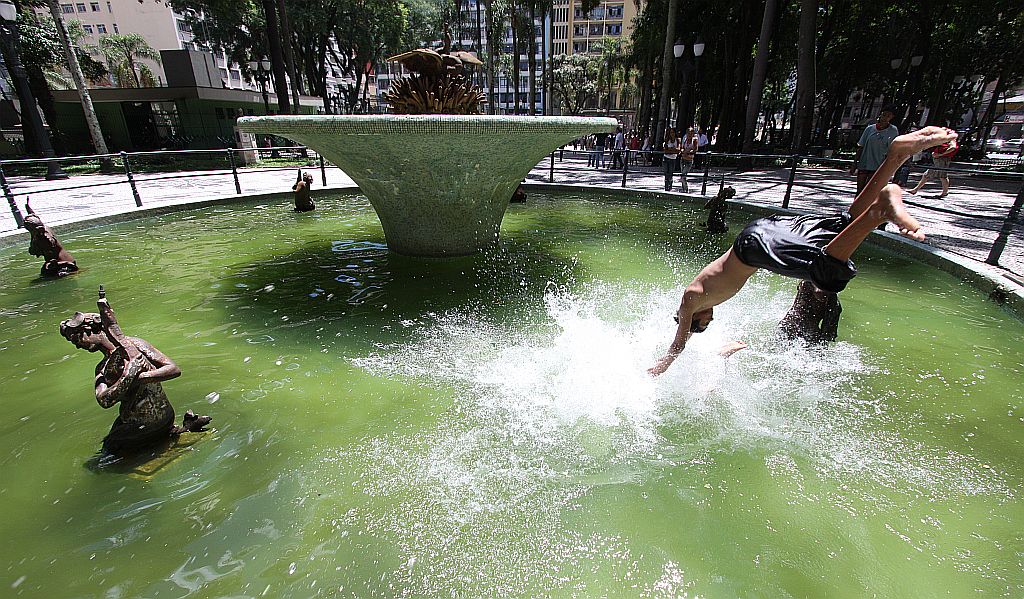 Meninos aproveitam os chafarizes da cidade para se refrescar. Depois de muita chuva, calor intenso | Giuliano Gomes/Gazeta do Povo