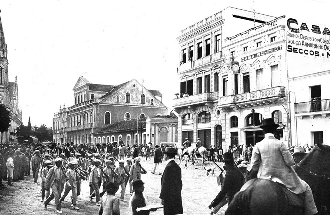 Alunos da Escola de Aprendizes Artífices desfilam pela Praça Tiradentes com destino à Rua da Graciosa, que passaria então para a denominação de Avenida João Gualberto, em 21 de abril de 1913 |