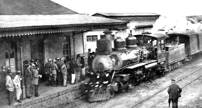Chegada do trem, no dia 6 de novembro de 1912, em Curitiba, transportando o corpo do coronel João Gualberto, morto no Irani dia 20 de outubro |
