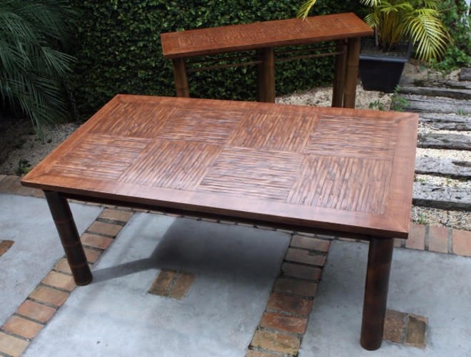 Mesa Zimbros com estrutura e tampo de bambu. Na Artesanal por R$ 1.253 |